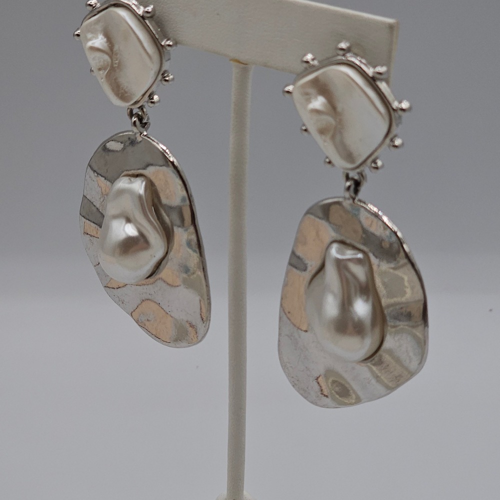 Silver Tone Earrings Baroque Simulated Pearl Hammered Metal Drop Modern - Picture 11 of 14